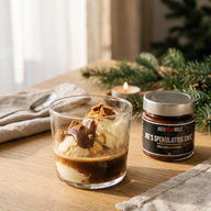 Glas mit Vanilleeis, Espresso und dunkler Spekulatius Kaffee Creme, dahinter Joe's Spekulatius Café