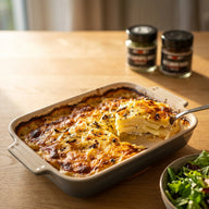 Angeschnittenes Kartoffelgratin in einer Auflaufform mit goldbrauner Käsekruste