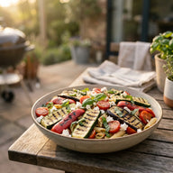 Nudelsalat mit gegrillter Zucchini, Paprika, Tomaten und Feta in einer großen Schüssel