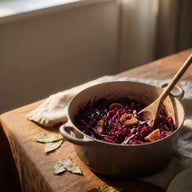 Tief weinroter Rotkohl mit Feigenstücken in einem Topf