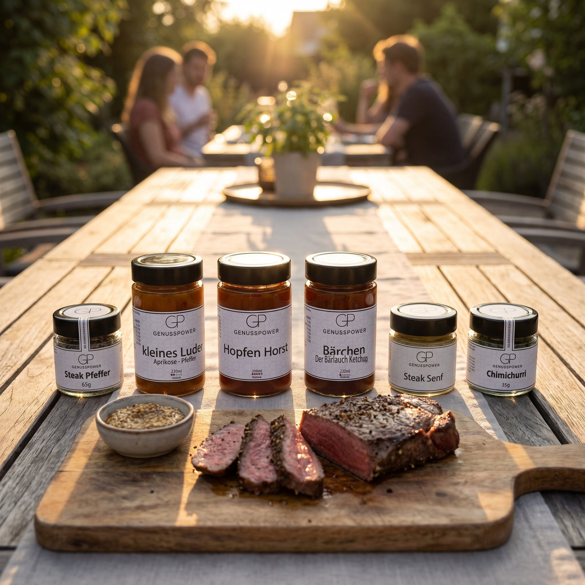 Grillabend: Gartentisch zur goldenen Stunde, aufgeschnittenes Steak, dahinter drei Grillsaucen und drei Gewürze