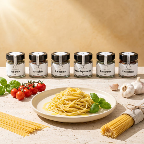 Pasta Liebe: die sechs Gewürzmischungen auf der Küchenbank, davor Spaghetti, Tomaten und Basilikum