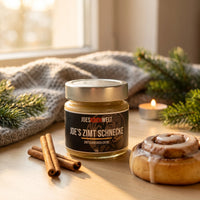 Joe's Zimt Schnecke mit Zimtstangen und einer Zimtschnecke auf dem Wintertisch