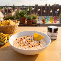 Frischkäsedip mit Tortilla Chips und gegrillter Ananas auf einer Dachterrasse im Sommer, daneben Spicy Waikiki-Dip von Genusspower