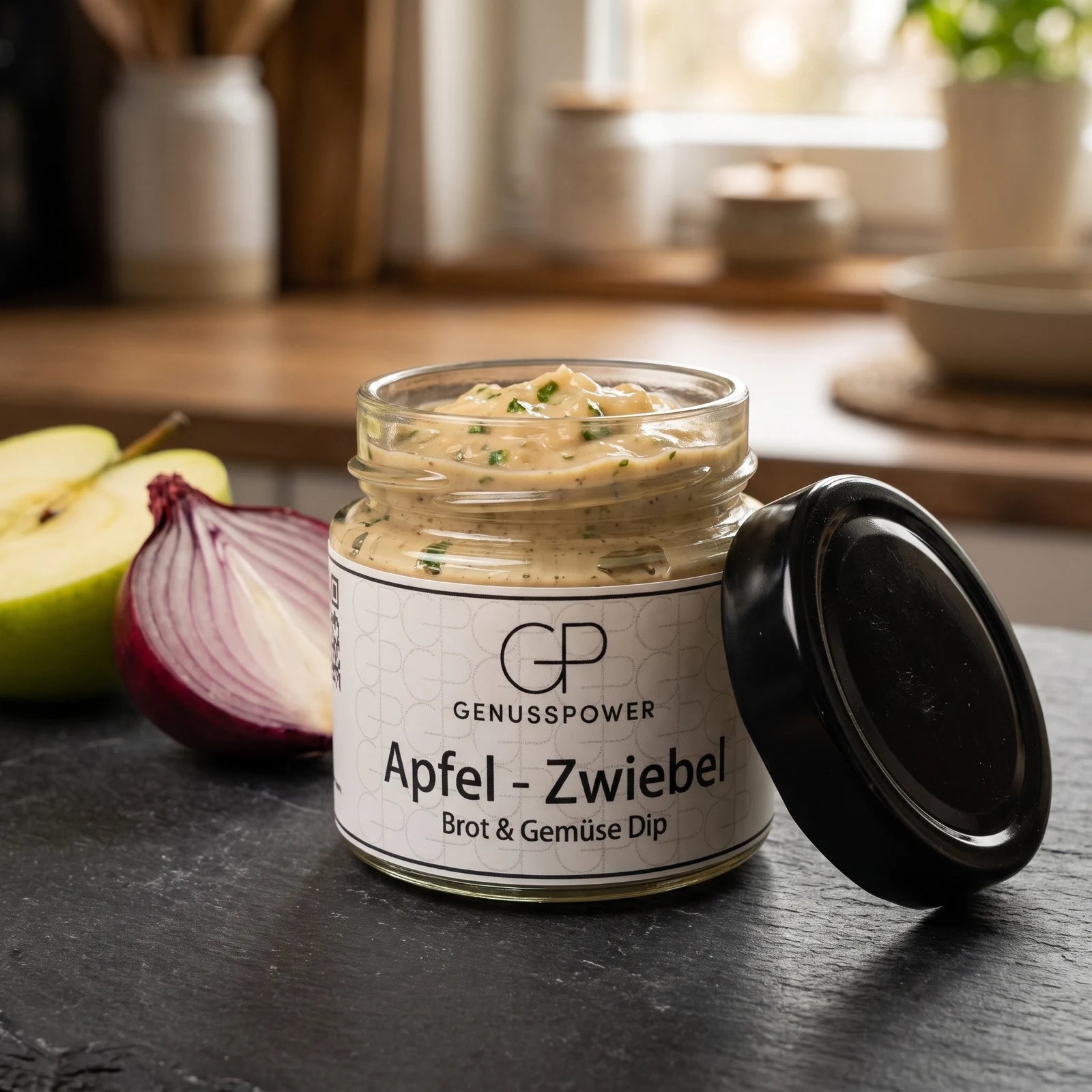 Offenes Glas Apfel Zwiebel auf dunklem Stein