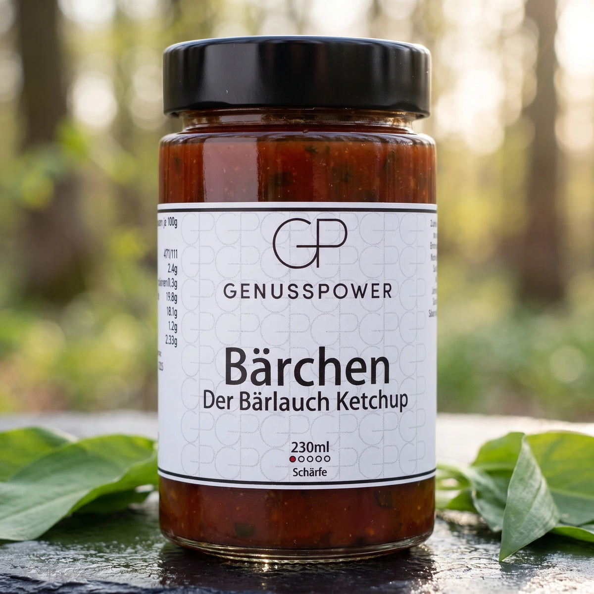 Glas Bärchen auf nassem Schiefer im Frühlingswald, daneben Bärlauchblätter