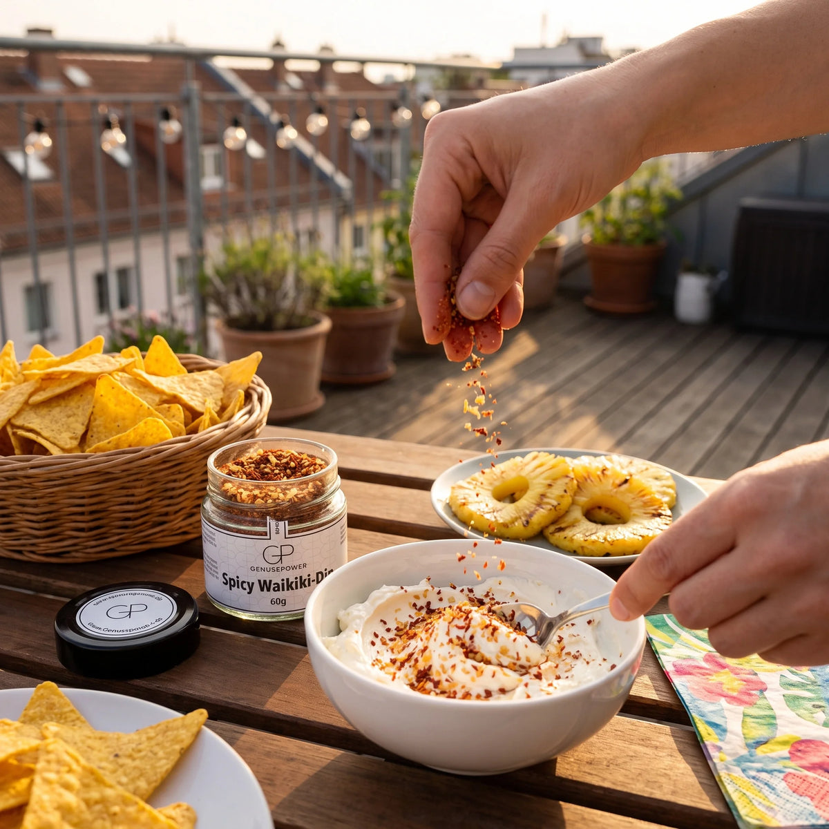 Eine Hand würzt Frischkäse in einer Schale mit Spicy Waikiki-Dip von Genusspower