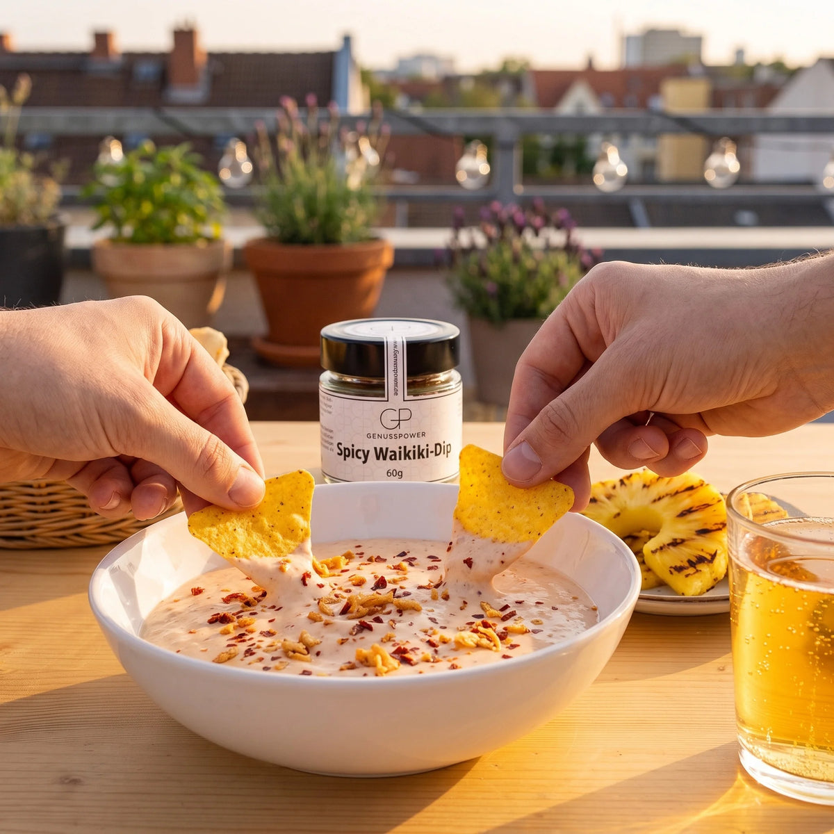 Hände tunken Tortilla Chips in den Dip, im Hintergrund Spicy Waikiki-Dip von Genusspower