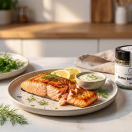 Lachsfilet aus dem Airfryer mit Zitrone und Dillcreme auf einem Teller