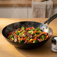 Rindfleischstreifen mit Brokkoli, Paprika und Möhren in einem Wok
