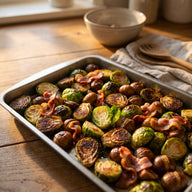 Gerösteter Rosenkohl mit Maronen und knusprigem Speck auf einem Backblech