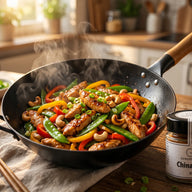 Hähnchenstreifen mit Paprika, Zuckerschoten und Cashewkernen in einem Wok