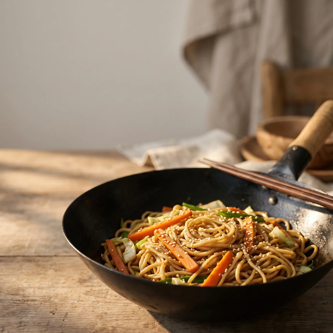 Gebratene Nudeln mit Möhren, Kohl und Frühlingszwiebeln in einem Wok