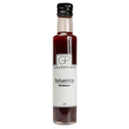 Schlanke Glasflasche Balsamico Himbeere von GenussPower mit 250 ml, tiefroter Inhalt, cremefarbenes Etikett und schwarzer Verschluss