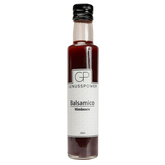 Schlanke Glasflasche Balsamico Himbeere von GenussPower mit 250 ml, tiefroter Inhalt, cremefarbenes Etikett und schwarzer Verschluss