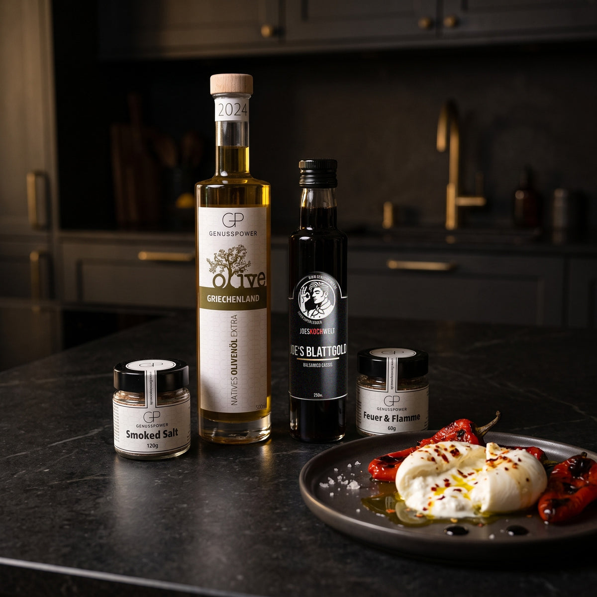 Flammenkuss: Balsamico, Olivenöl, Rauchsalz und Feuer & Flamme neben Burrata mit gegrillter Paprika