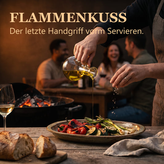 Flammenkuss – Olivenöl wird am Grillabend über gegrilltes Gemüse geträufelt