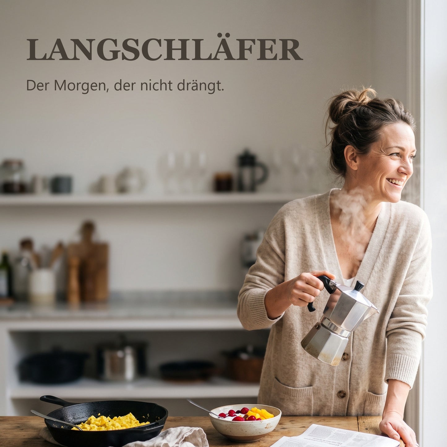 Langschläfer – Frau am Küchenfenster gießt Kaffee auf, Rührei und Joghurtschale auf dem Tisch