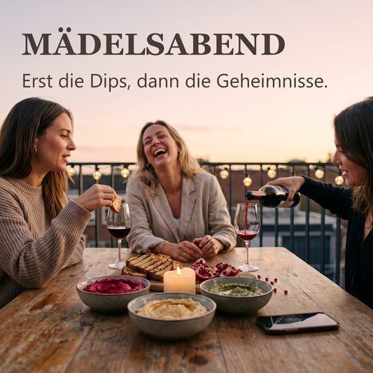 Mädelsabend – drei Freundinnen am Balkontisch, Brett mit Bruschetta und Beeren
