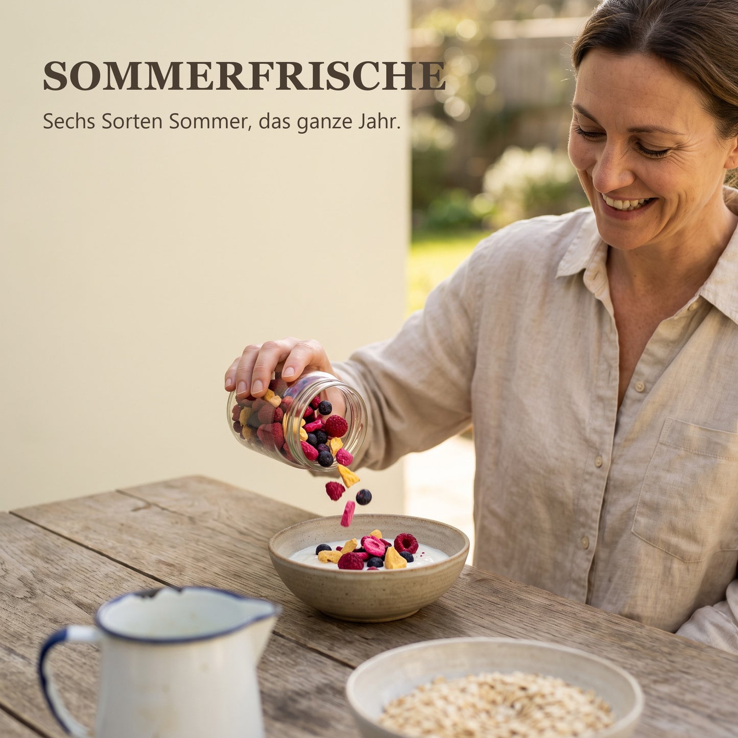 Sommerfrische – gefriergetrocknete Früchte werden über eine Schale Joghurt gestreut