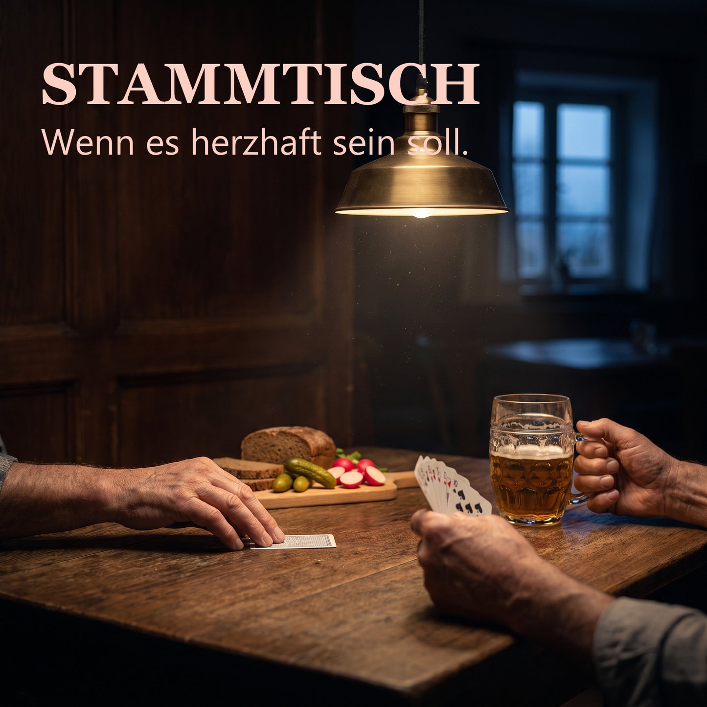 Stammtisch – vier Paar Hände beim Kartenspiel über dem Wirtshaustisch