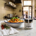 Penne all'arrabbiata in einer Emailleschüssel in einer Trattoria-Küche in Rom, daneben Arrabiata von Genusspower