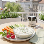 Kräuterdip mit Gemüsesticks und Radieschen auf einem Balkon im April, daneben Frühlings-Dip von Genusspower