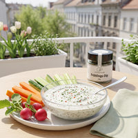 Kräuterdip mit Gemüsesticks und Radieschen auf einem Balkon im April, daneben Frühlings-Dip von Genusspower