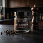 Joe's Bergpfeffer mit schwarzen Pfefferkörnern und Pfeffermühle