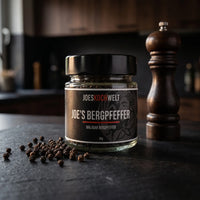 Joe's Bergpfeffer mit schwarzen Pfefferkörnern und Pfeffermühle