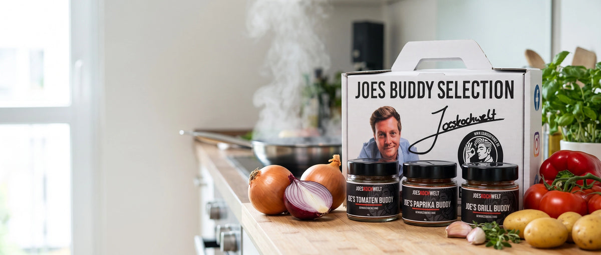 Joes Buddy Selection mit Tomaten Buddy, Paprika Buddy und Grill Buddy auf einer hellen Küchenarbeitsplatte, daneben Zwiebeln, Tomaten, Paprika und Kartoffeln