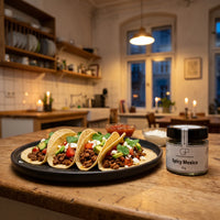 Tacos mit Hackfleisch, Avocado und Tomate auf einer Steingutplatte in einer Altbauküche am Taco-Abend, daneben Spicy Mexico von Genusspower