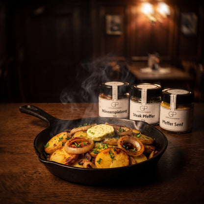 Stammtisch – Bratkartoffeln mit Zwiebeln und schmelzender Senfbutter in der Pfanne