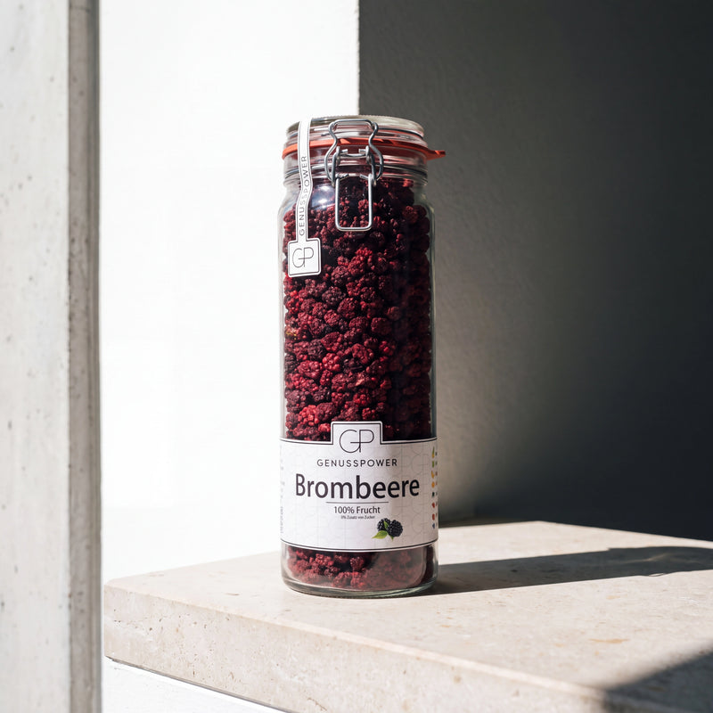 Brombeere — Dunkel fruchtig. Luftig & knusprig.