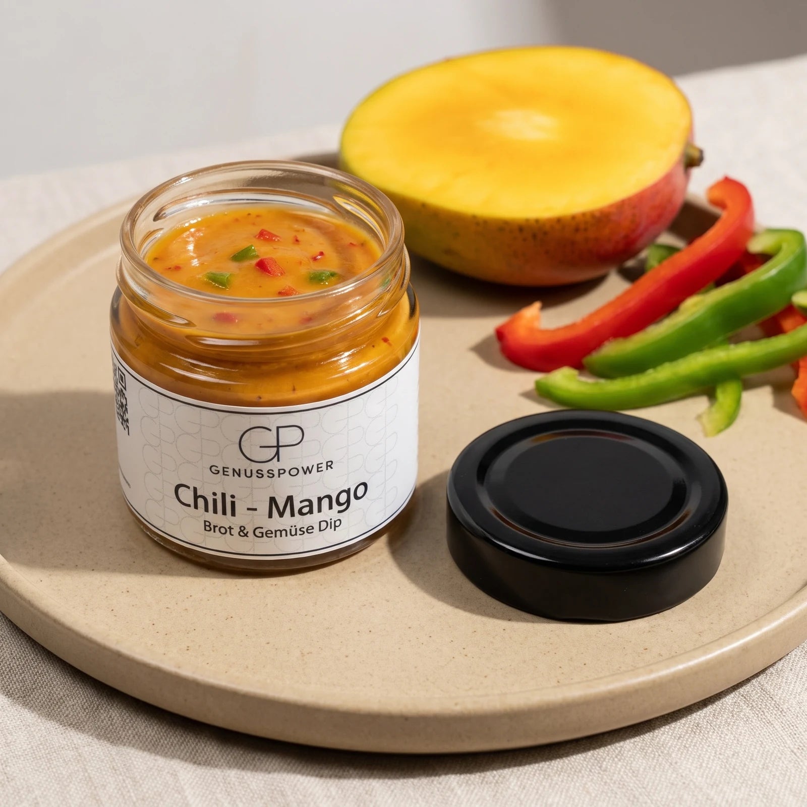 Offenes Glas Chili Mango auf sandfarbenem Steingut