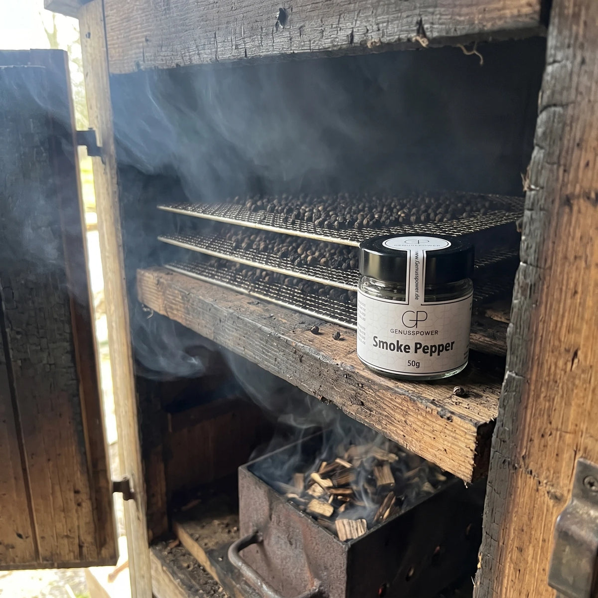 Glas Smoke Pepper von Genusspower vor Gittern mit Pfeffer im kalten Rauch einer alten Räucherkammer